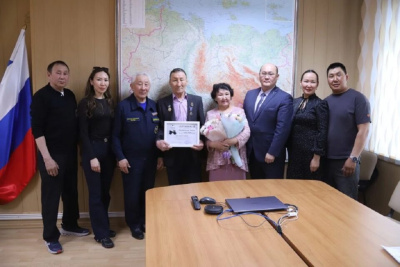 Супругов из Якутии наградили за спасение людей спустя почти девять лет / ЯСИА   