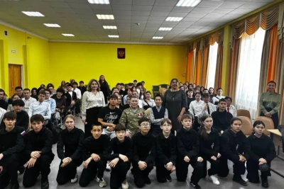 Герой России Александр Колесов провёл урок мужества для школьников Якутска / ЯСИА   