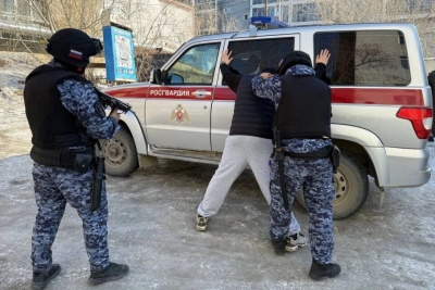 Двух мужчин в розыске задержали росгвардейцы в Якутске / ЯСИА   