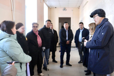 Депутаты Якутской гордумы проверили ход ремонта школы № 9 и строительство коррекционной школы / ЯСИА   