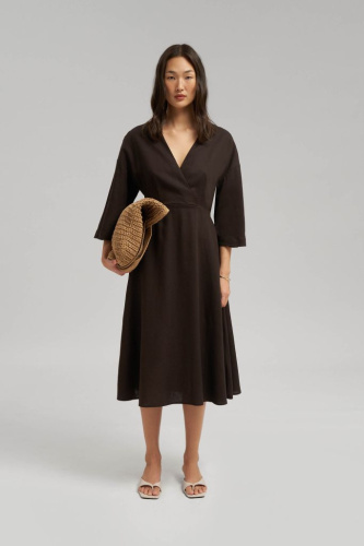 Приталенное платье миди со льном