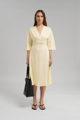 Приталенное платье миди со льном