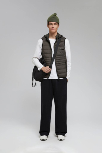 Утепленный жилет со съемным капюшоном