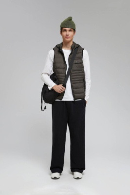 Утепленный жилет со съемным капюшоном