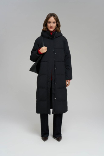 Утепленное пальто с капюшоном и воротником-стойкой