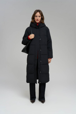 Утепленное пальто с капюшоном и воротником-стойкой