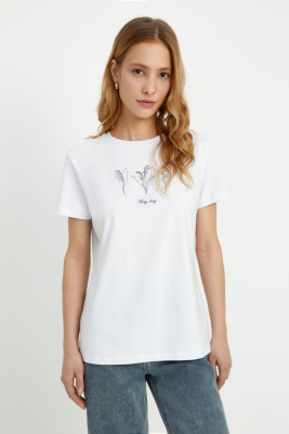 Базовая футболка приталенного силуэта