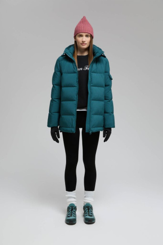 Пуховик с капюшоном и опушкой из натурального меха