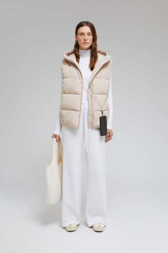 Стеганый жилет с капюшоном