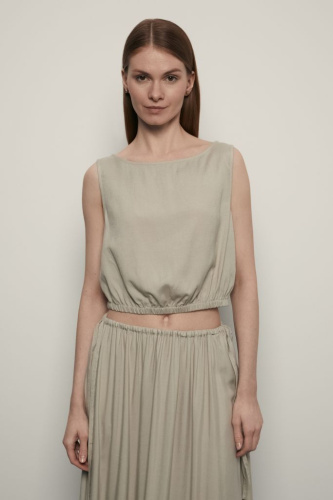 Укороченный топ без рукавов с резинкой по низу