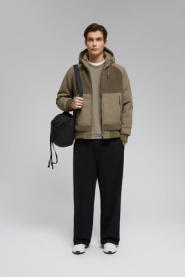 Утепленный бомбер с капюшоном