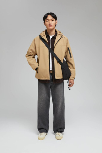 Ветровка с капюшоном