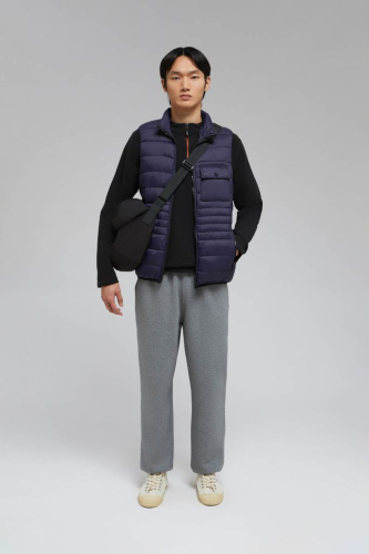 Утепленный жилет со съемным капюшоном