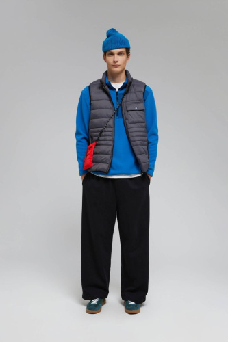 Утепленный жилет со съемным капюшоном