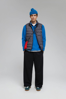 Утепленный жилет со съемным капюшоном