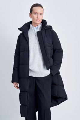 Пуховое пальто с капюшоном и воротником-стойкой