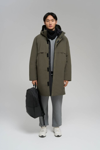 Утепленное пальто со съемным капюшоном