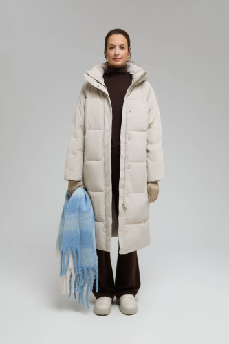 Утепленное стеганое пальто с капюшоном