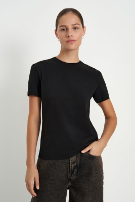 Футболка приталенного силуэта