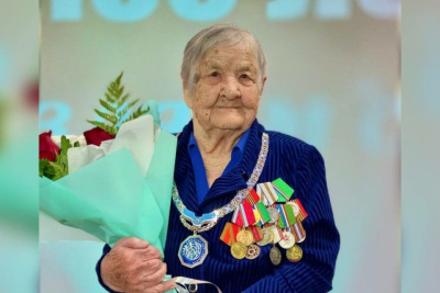 100-летней жительнице Мегино-Кангаласского района Якутии вручили 1 млн рублей / Саина Титова   