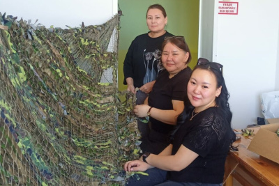 Маскировочные ткань и сети отправили работники ЖКХ бойцам СВО / ЯСИА   