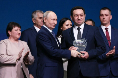 Владимир Путин наградил победителя премии «Служение» / ЯСИА   