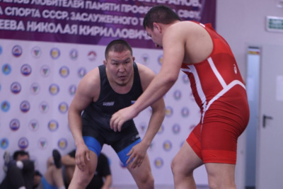 В Якутске выявили чемпионов республики по вольной борьбе среди ветеранов / Дьулустаан Сергеев   