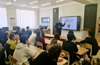 В поселке Депутатском руководитель территориального отдела СК России встретился со школьниками /    