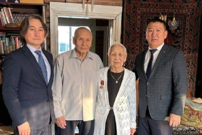 В Верхневилюйском улусе ветеранам тыла вручили медали к 80-летию Великой Победы / ЯСИА   