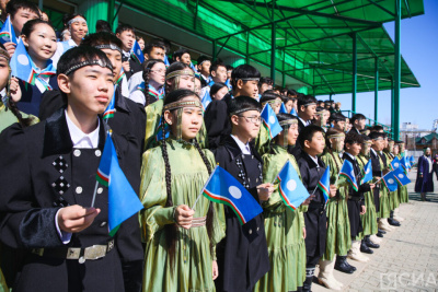 Торжественная линейка ко Дню республики состоялась в школе Якутска / Нарыйа Пахомова   