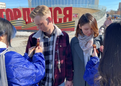 Георгиевские ленточки начали раздавать в Якутске / Семен Родионов   