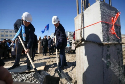 В Якутске установили «золотую» сваю нового корпуса школы №20 / ЯСИА   