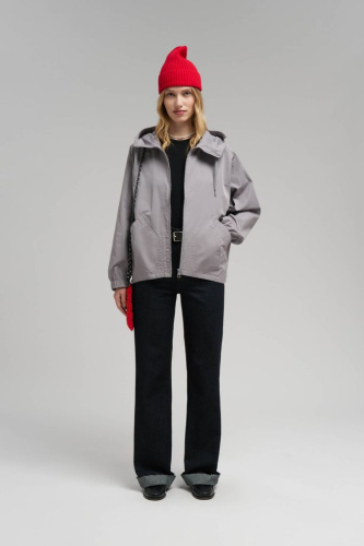 Ветровка с водоотталкивающим эффектом