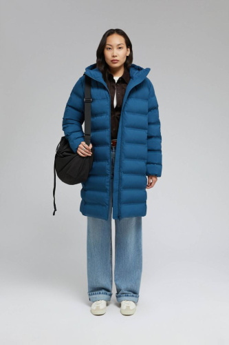 Утепленное пальто с капюшоном