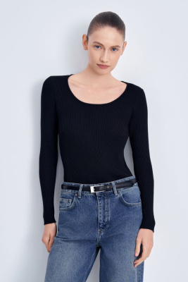 Джемпер приталенного силуэта с округлым вырезом