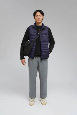 Утепленный жилет со съемным капюшоном