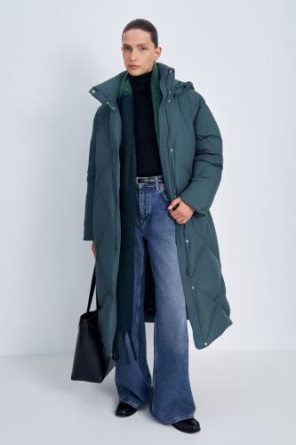 Пуховое пальто с воротником-стойкой и капюшоном