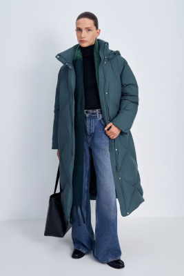 Пуховое пальто с воротником-стойкой и капюшоном