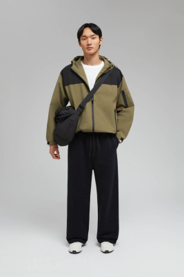 Ветровка с капюшоном