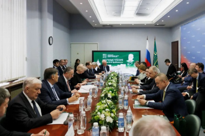 Секретарь СЖР Рафаэль Гусейнов  выступил на  III Трубниковских чтениях в Москве /    