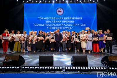 Айсен Николаев наградил 50 якутян премией «Человек труда» /    