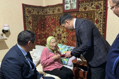 В Среднеколымске ветеранам тыла вручили юбилейные медали «80 лет Победы» / ЯСИА   