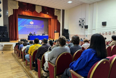 Министр строительства Якутии вручил жилищные сертификаты молодым семьям в Среднеколымском районе / ЯСИА   