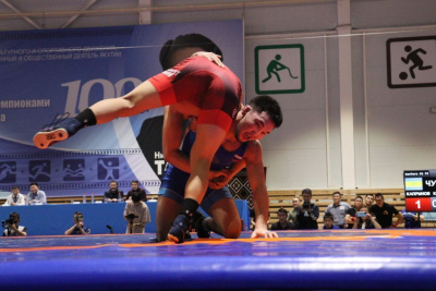 В Сунтарском улусе дан старт чемпионату Якутии по вольной борьбе / Дьулустаан Сергеев   