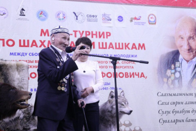 На призы 102-летнего ветерана Наума Слепцова провели матч-турнир по шахматам и шашкам / Дьулустаан Сергеев   