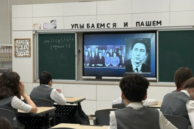 Интерактивный урок «Майские вальсы певца Победы» провели в школе Якутска / ЯСИА   