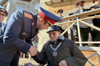 В Якутске сотрудники СК России поздравили 102-летнего ветерана-фронтовика Наума Трифоновича Слепцова с Днем Победы /  Якутск Якутск Республика Саха (Якутия)