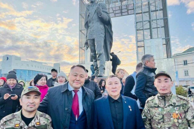 Председатель Якутской городской Думы Альберт Семенов поздравляет с Днем защитника Отечества / ЯСИА   