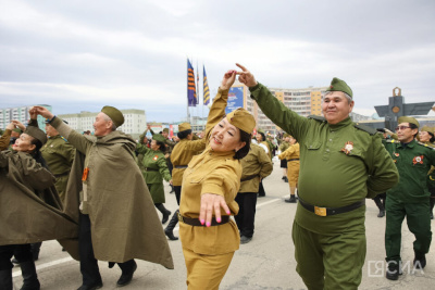 Более 1500 якутян станцевали «Вальс Победы» в Якутске / Нарыйа Пахомова Якутск Якутск Республика Саха (Якутия)