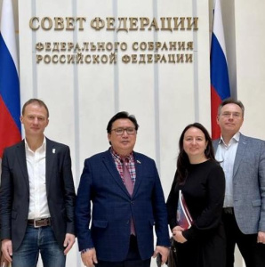 Сенатор Александр Акимов ведет мас-рестлинг к новым рубежам /    